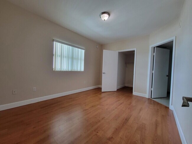 Foto del edificio - 15051 Royal Oaks Ln