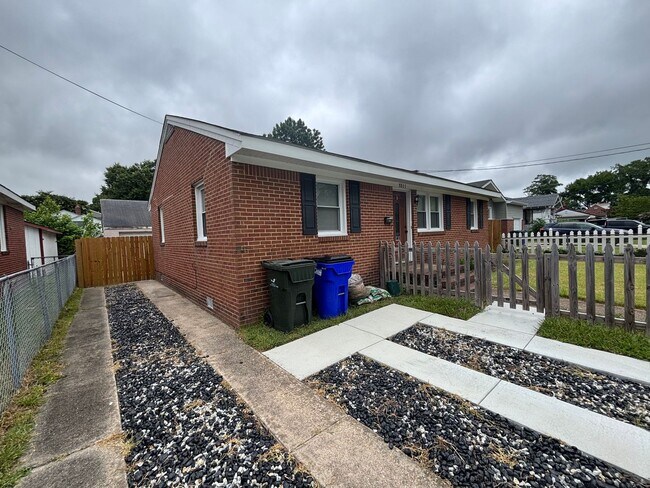 Building Photo - Charming 3 Bedroom 1 Bathroom Brick Ranch ...