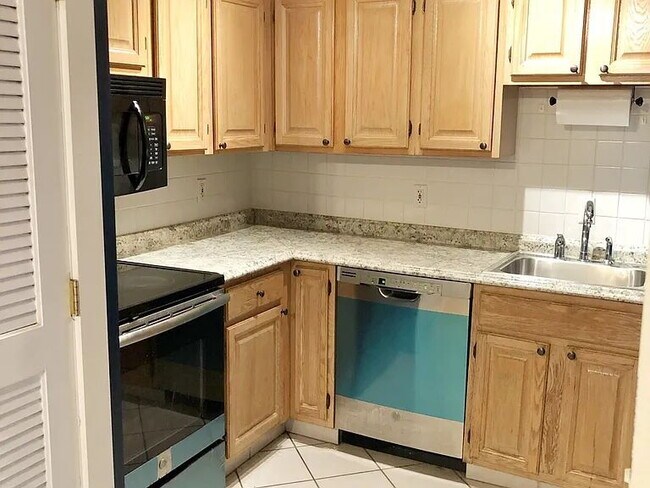 Foto del edificio - Spacious 2 BED 1.5 BATH Condo rental close to Quincy Center!