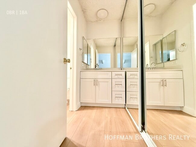 Foto del edificio - 1784 N Sycamore Ave