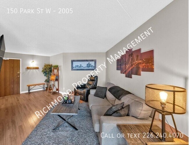 Photo du bâtiment - 150 Park St W