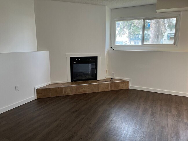 Photo du bâtiment - 3 Bed 1 Bath Unit in Red Deer, AB