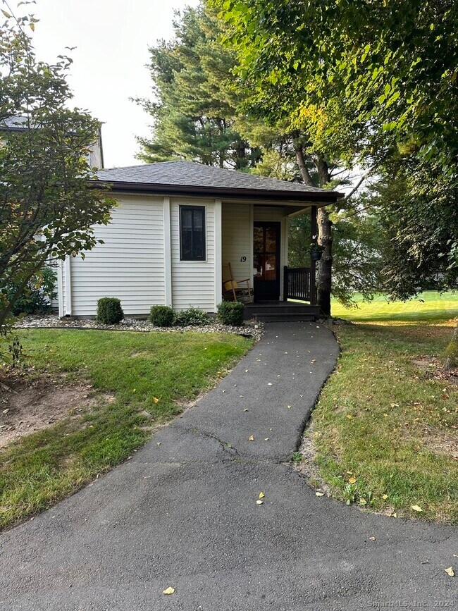 Building Photo - 19 Simsbury Landing