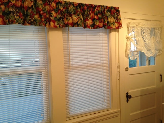 Building Photo - 320 E 5th St