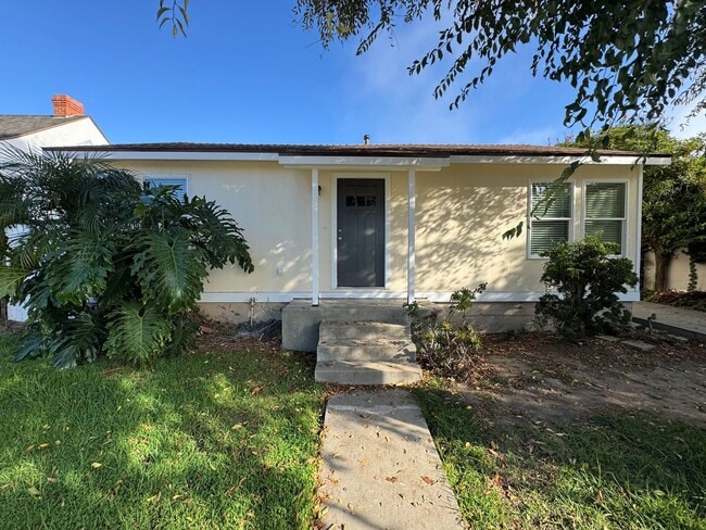 Building Photo - 2+1 Quaint Midtown Ventura Home