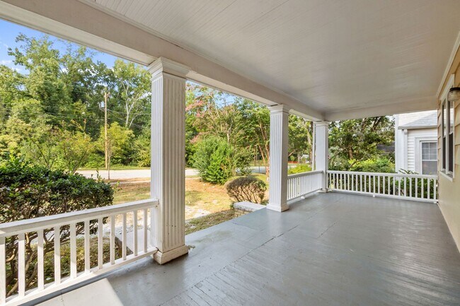 Foto del edificio - Spacious 5-Bed Home with Front Porch, Deck...