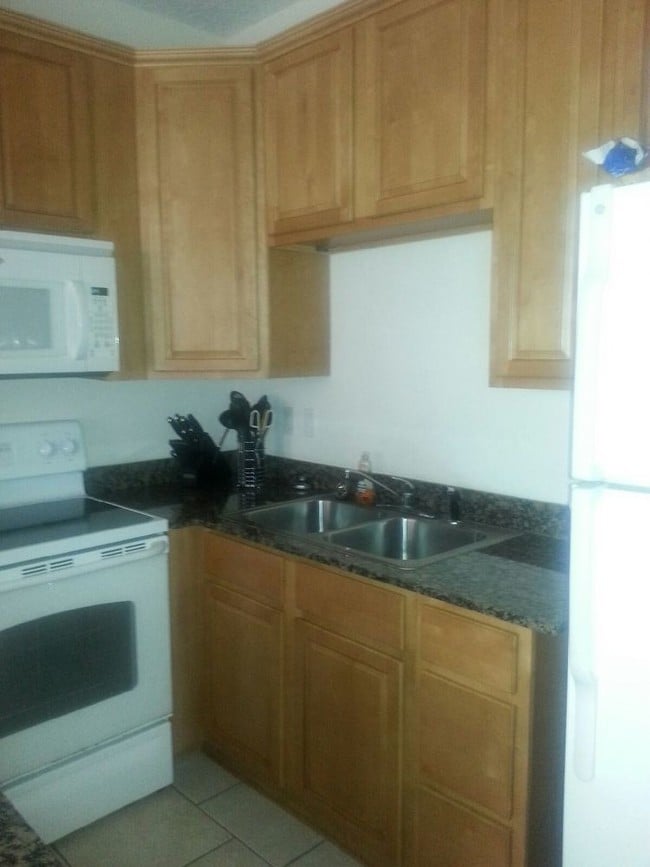 Building Photo - 3 bdrm 3 bath just off Beach Blvd