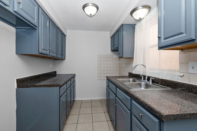 Building Photo - Spacious 3 Bedroom Home in Auburn Gresham ...