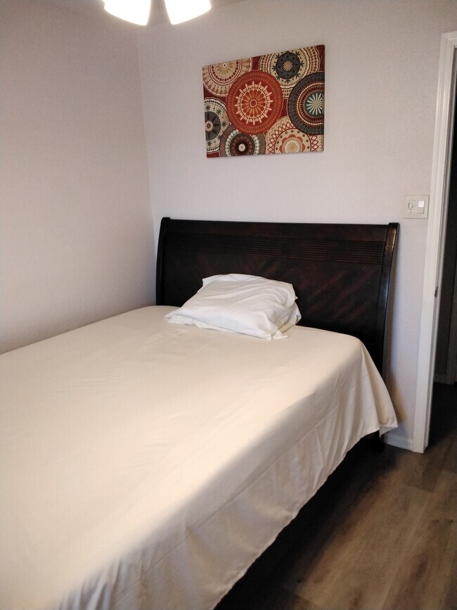 Dormitorio amueblado - 3253 W Country Gables Dr