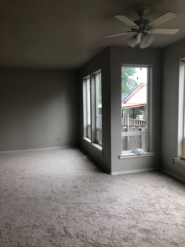 Building Photo - 3 Bedroom Town Home Close to Nike Available !