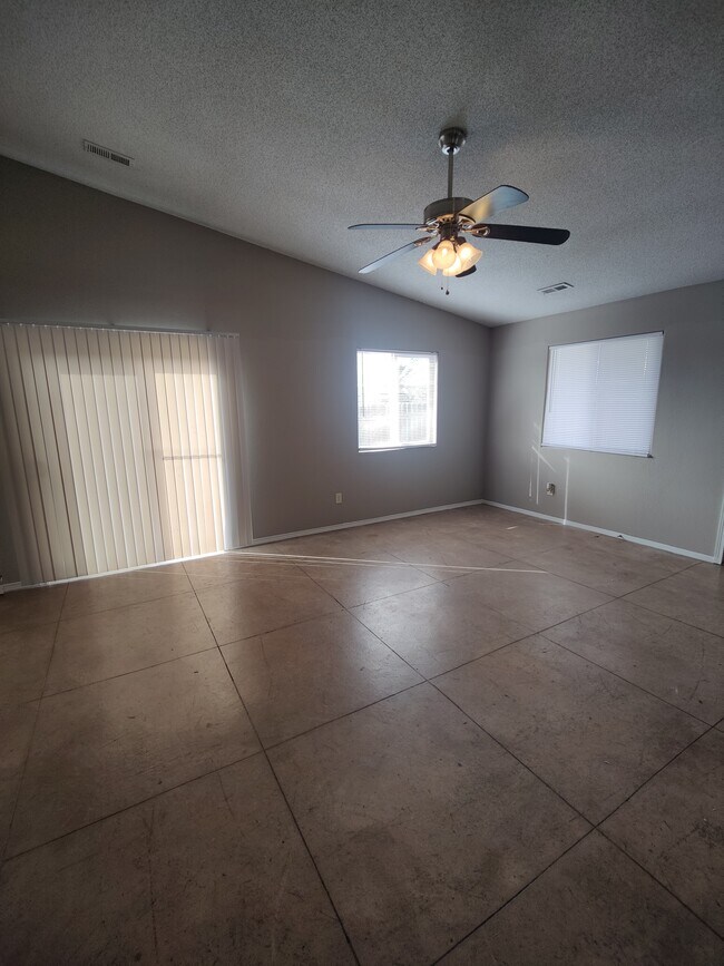 Foto del edificio - 957 N Hoover Ave