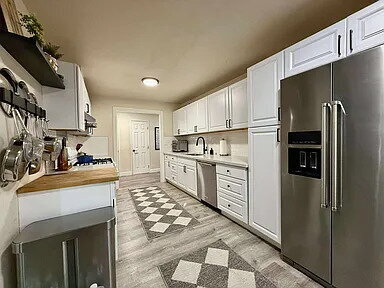 Foto del edificio - "Charming 1-Bedroom Oasis with 1.5 Baths in Prime Redwood City Location!"