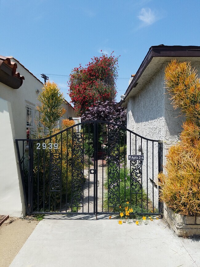 Foto del edificio - 2939 S Bronson Ave