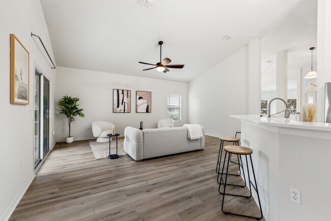 Foto del edificio - Welcome to this beautifully designed 4-bed...
