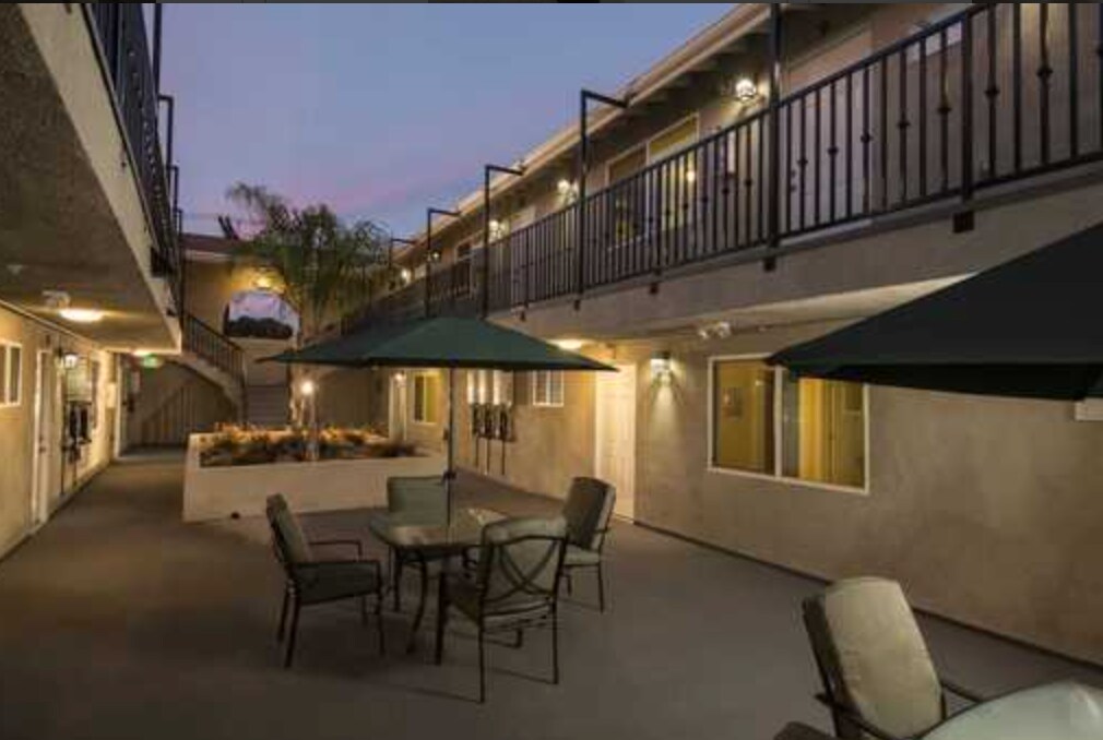 Foto principal - 3856 S Normandie Ave