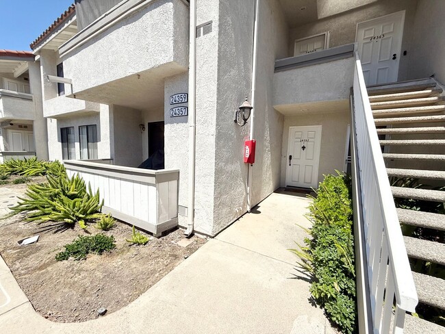 Building Photo - 1 Bed 1 Bath Unit in desirable Gated Commu...