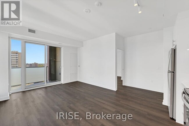 Photo du bâtiment - 3030 Pharmacy Ave