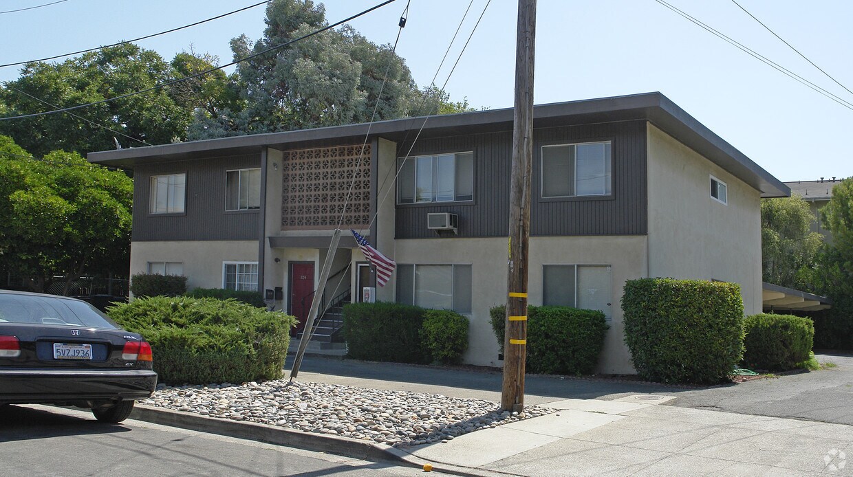Building Photo - 816 Robinson St
