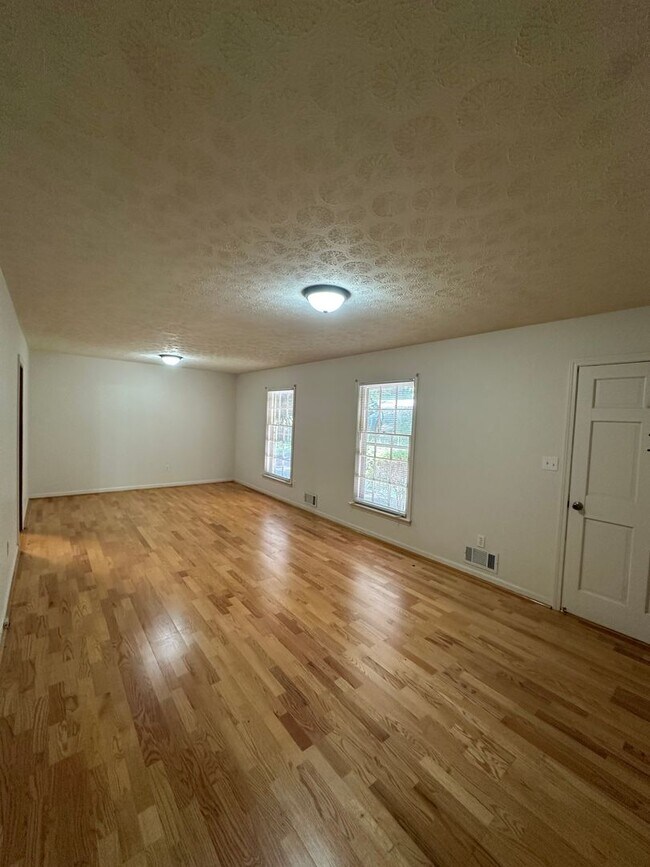 Foto del edificio - 375 Segrest Cir