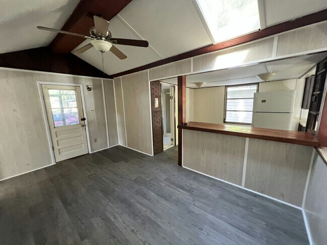 Foto del edificio - 7955 Elliott Rd