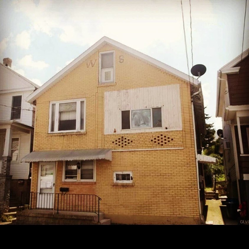 323 E Fell St, Summit Hill, PA 18250 Apartments in Summit Hill, PA