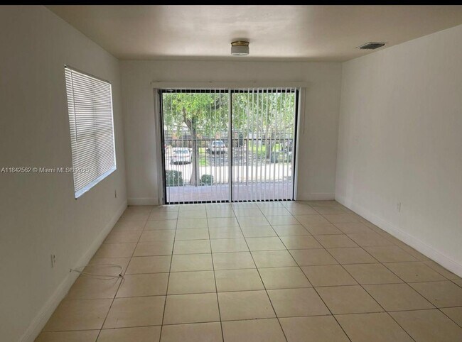 Foto del edificio - 1017 SW 8th St
