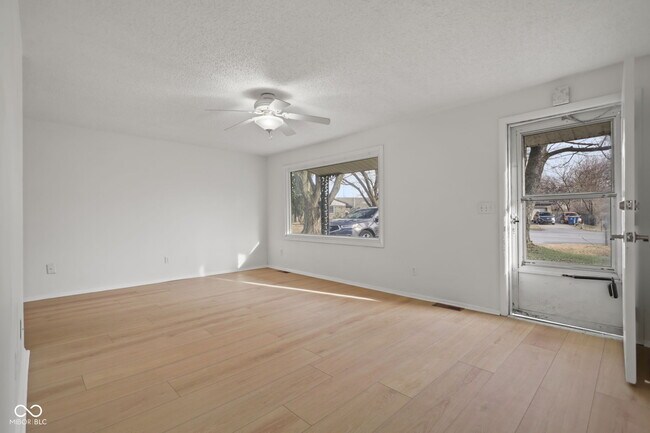 Foto del edificio - 8856 Moll Dr