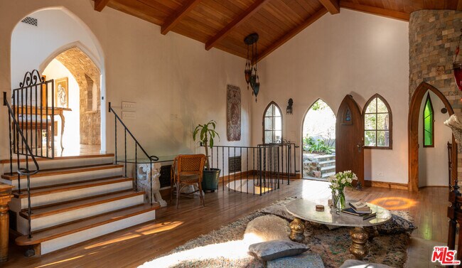 Foto del edificio - 8978 Wonderland Ave