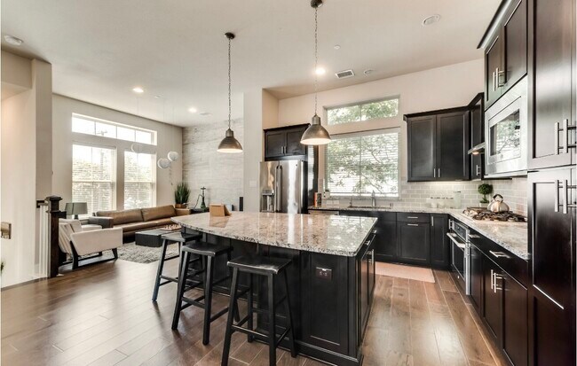 Foto del edificio - 731 Lacey Oaks Plz