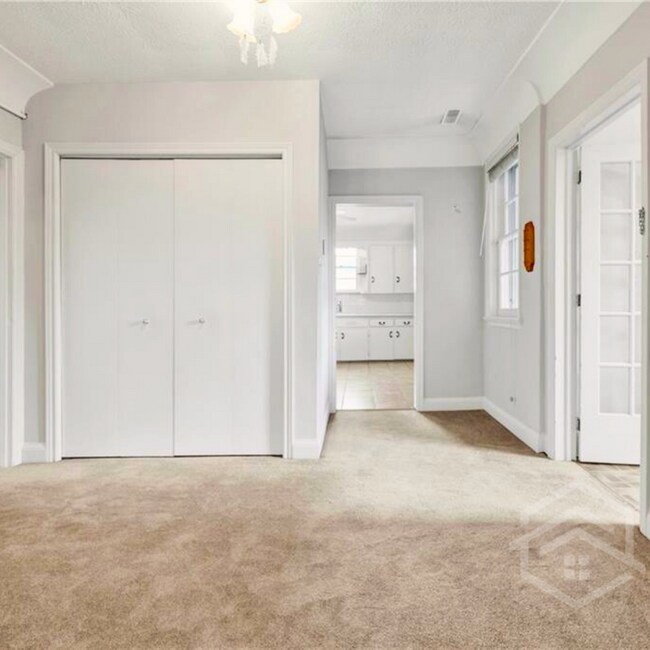 Building Photo - 2 Bedroom Upstairs Apartment for Rent in Woodstock!