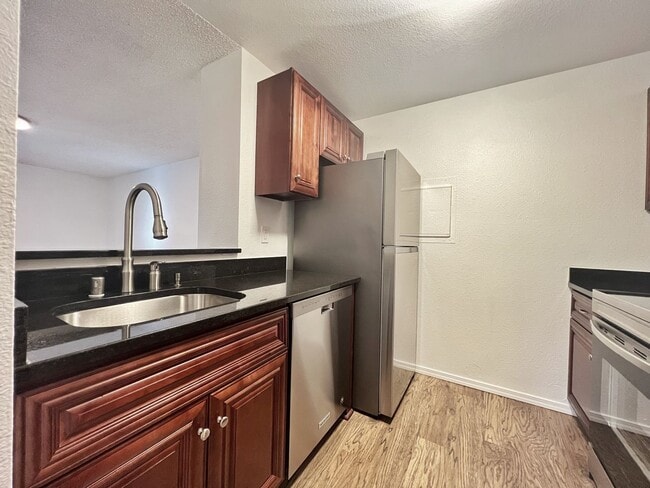 Building Photo - Beautiful 2 bed with private patio and outdoor space