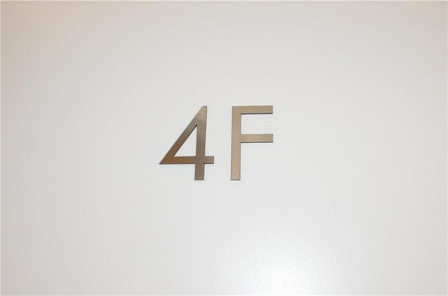 Building Photo - 16 Centre Sq Cir