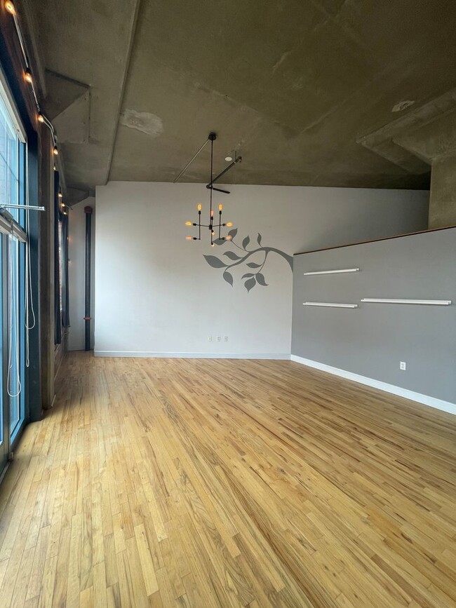 Building Photo - Charming Loft with Private Entrance & Pati...