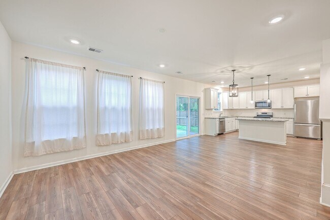 Building Photo - Large Summerville Home