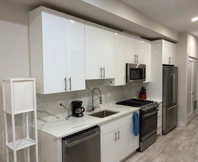 Building Photo - 2556 University Pl NW