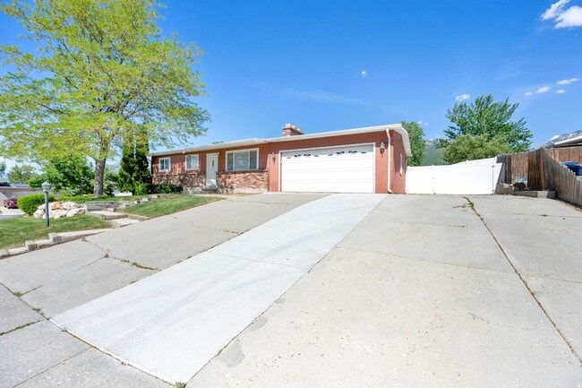 Building Photo - 9325 Quail Hollow Cir