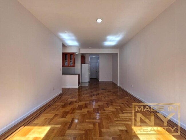 Foto del edificio - 1 bedroom in SUNNYSIDE NY 11104