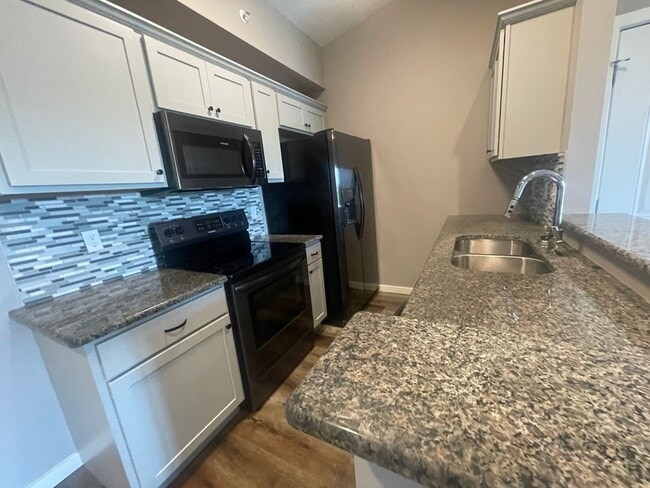 Building Photo - Lake View 1 Bedroom 1 Bath