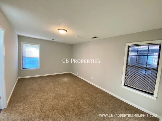 Building Photo - JUST RENOVATED 3 BED/2 BATH!