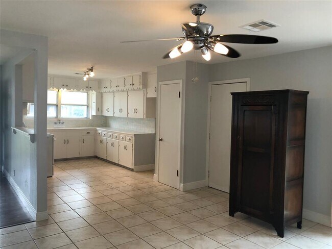 Foto del edificio - 1914 Viking Dr