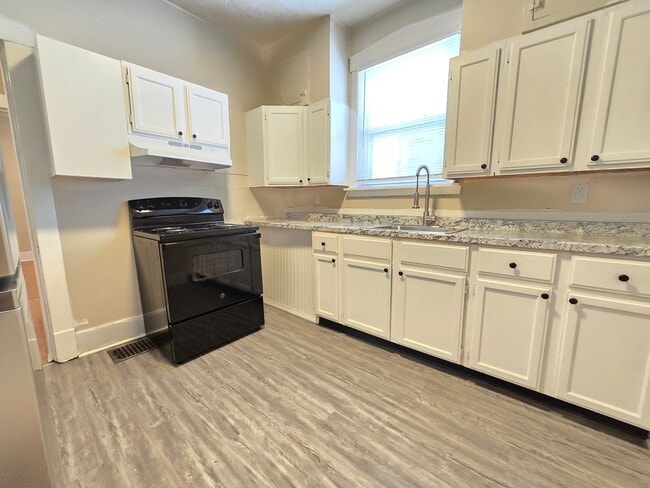 Foto del edificio - ? Renovated 4-Bedroom Home with Modern Upg...
