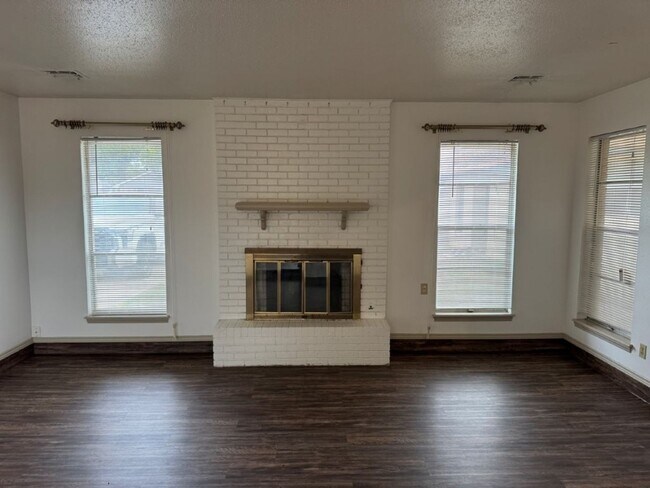 Foto del edificio - 2 bed 2 bath duplex refreshed with new flo...