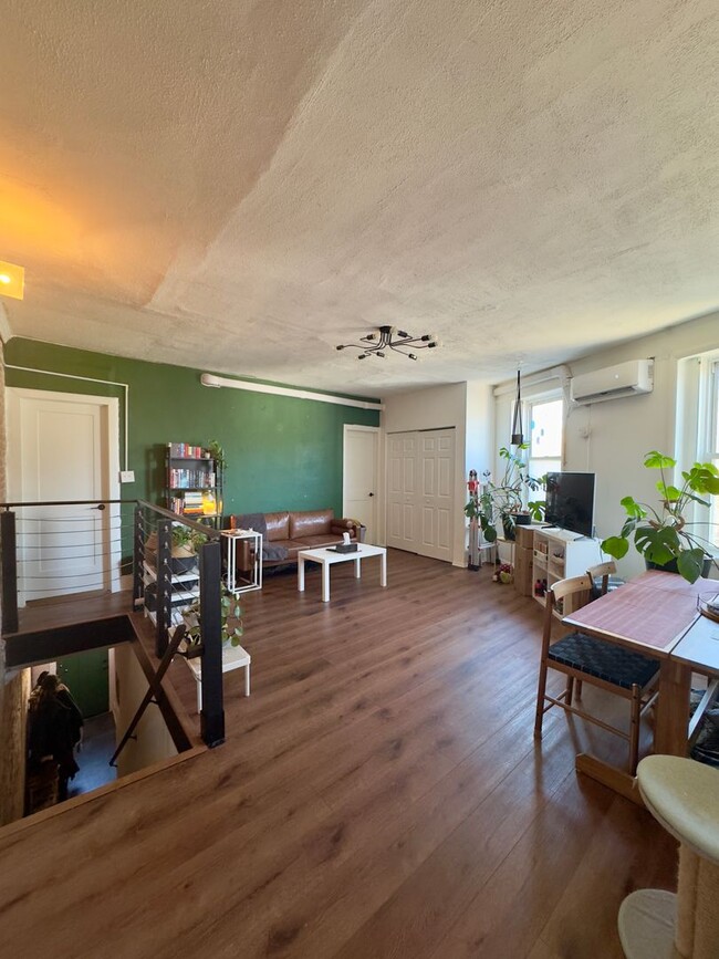 Building Photo - Spacious 2-Bedroom Apartment in the Heart ...