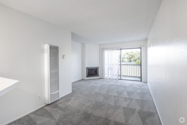 2 habitaciones, 1,5 baños - 750 pies cuadrados - Sala de estar - 2315 Earl Avenue