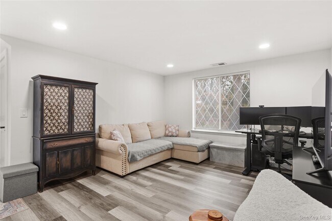 Foto del edificio - 87 Birchwood Rd