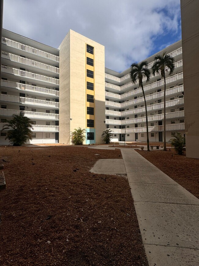 Foto del edificio - 15600 NW 7th Ave