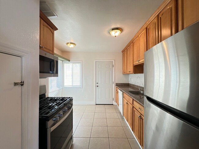 Building Photo - 1st Month's Rent is FREE!!! Conveniently Located Newly Remodeled 1 Bed/ 1 Bath Duplex for Rent In...