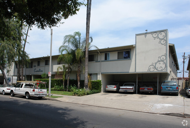 Foto del edificio - 8240 Owensmouth Avenue Apartments