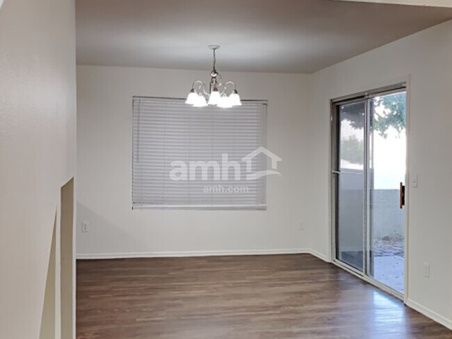 Foto del edificio - 1063 W Sandy Banks