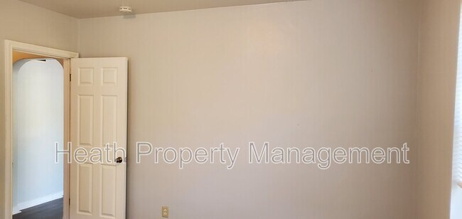 Building Photo - 1425 40th St S